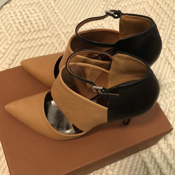 Coach “Heart” leather heels size 8 natural/black - Picture 2 of 15